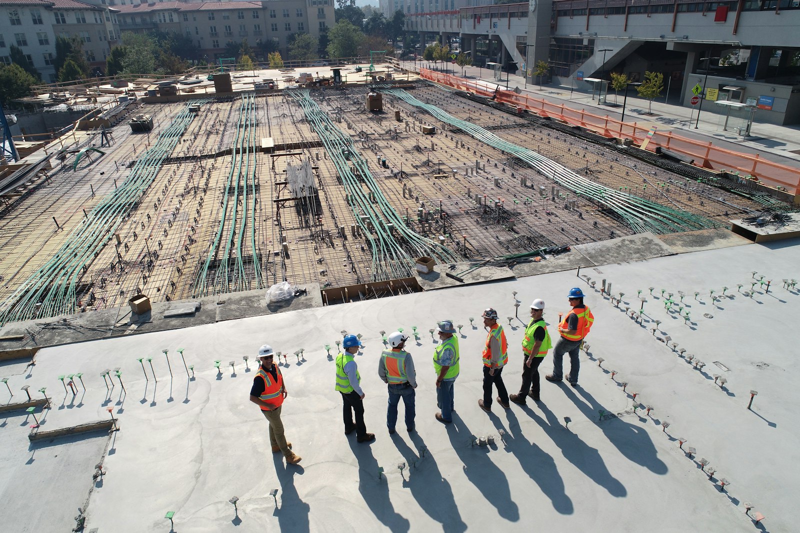 Equipe reunida no canteiro de obras