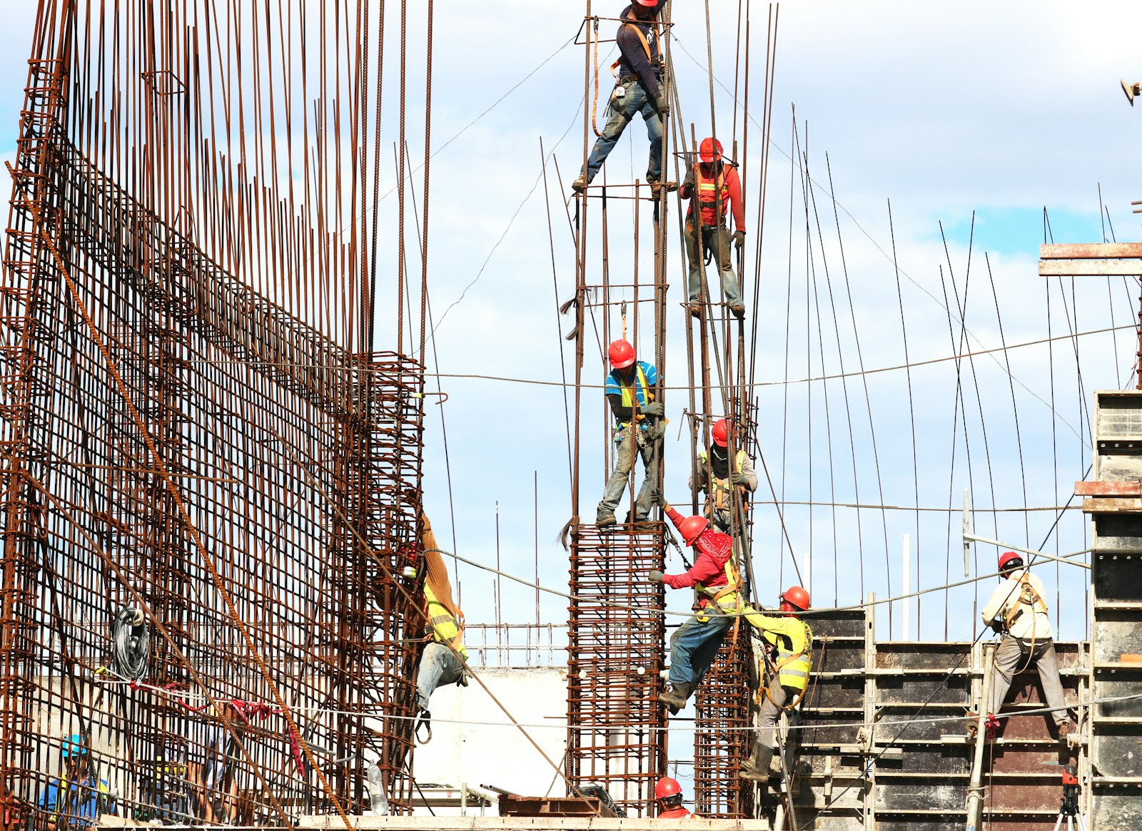 Equipe trabalhando em estrutura de obra